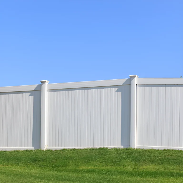 A picture showing vinyl fencing for commercial properties.