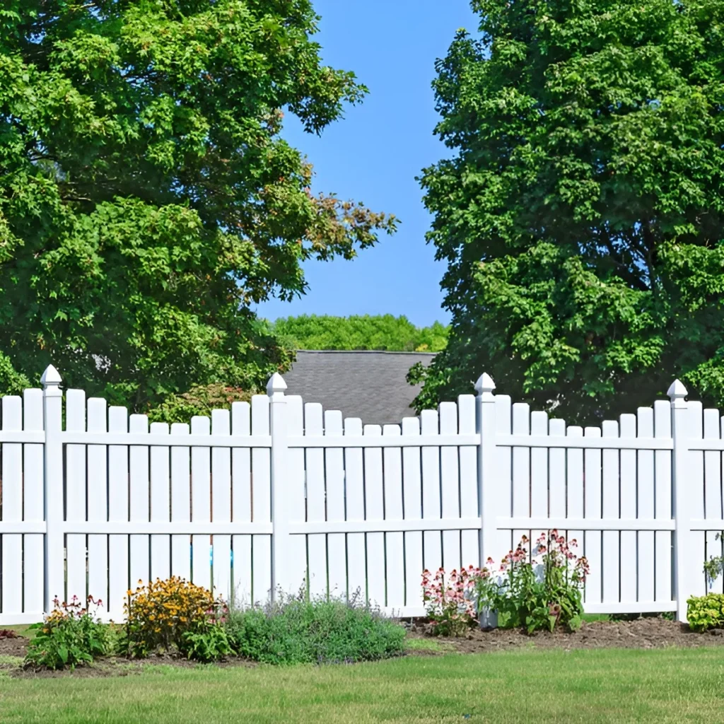 An image showing a vinyl fence in a Phoenix neighborhood.