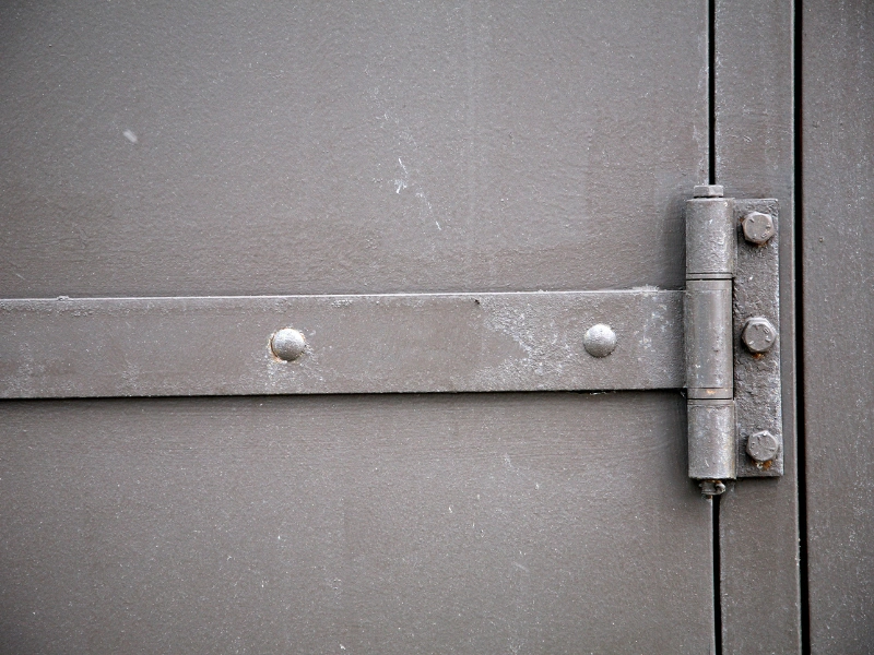 Image of reinforced gate lock with heavy-duty hinge.
