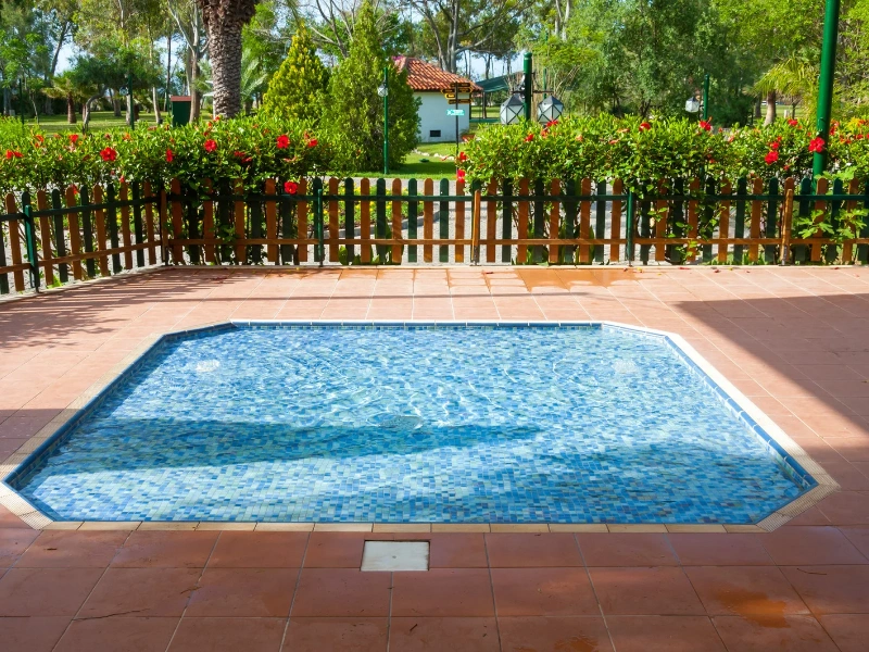 An example of an incorrect pool fencing setup.